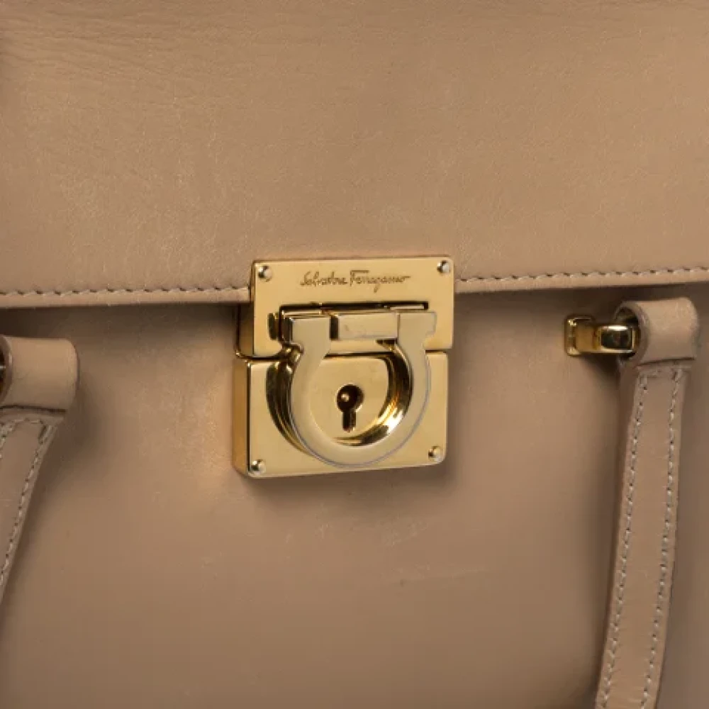 Salvatore Ferragamo Pre-owned Leather handbags Beige Dames
