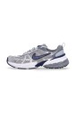 retro-running-shoes-in-gray-white