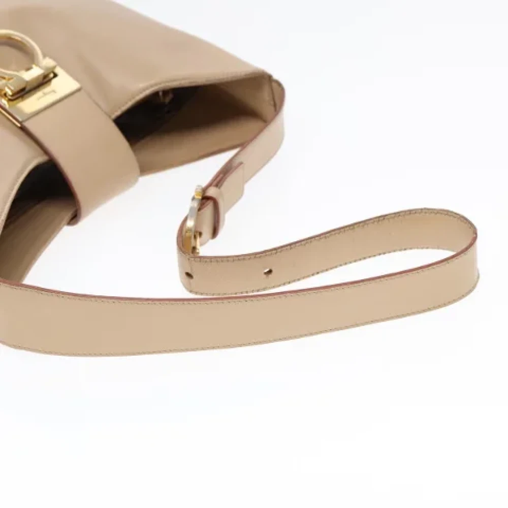 Salvatore Ferragamo Pre-owned Leather shoulder-bags Beige Dames