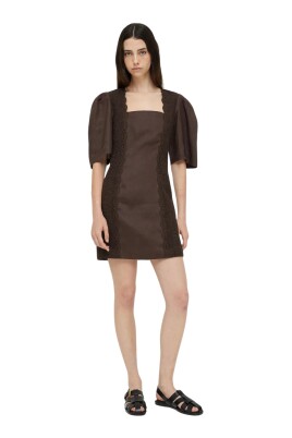 robe-courte-avec-details-perfores