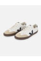 hvide-sneakers-med-bla-detaljer