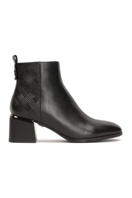 Booties dekorerade med präglat mönster