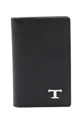 black-leather-cardholder-with-silver-logo