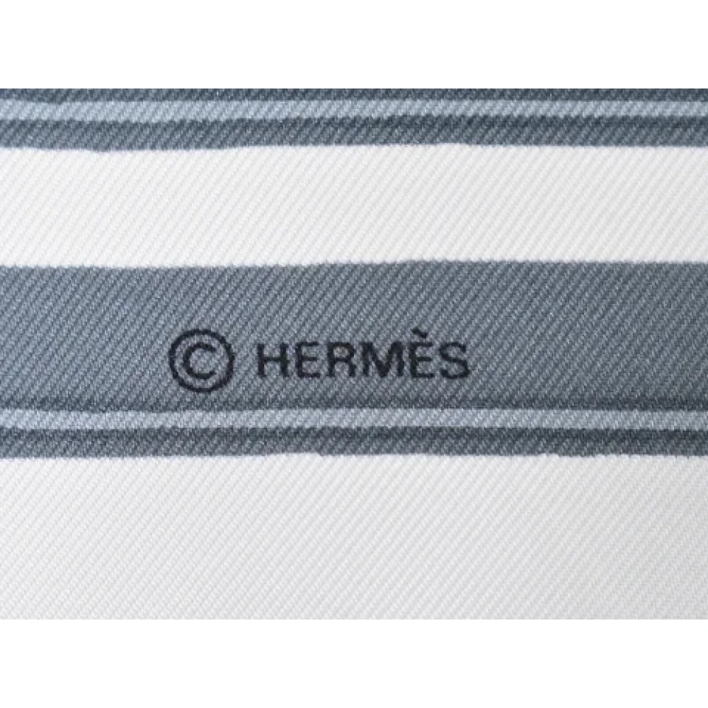 Hermès Vintage Pre-owned Silk scarves Red Dames