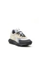 grijze-suede-sneakers-met-zwarte-accenten