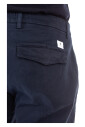 pantalon-bleu-avec-bouton-cache