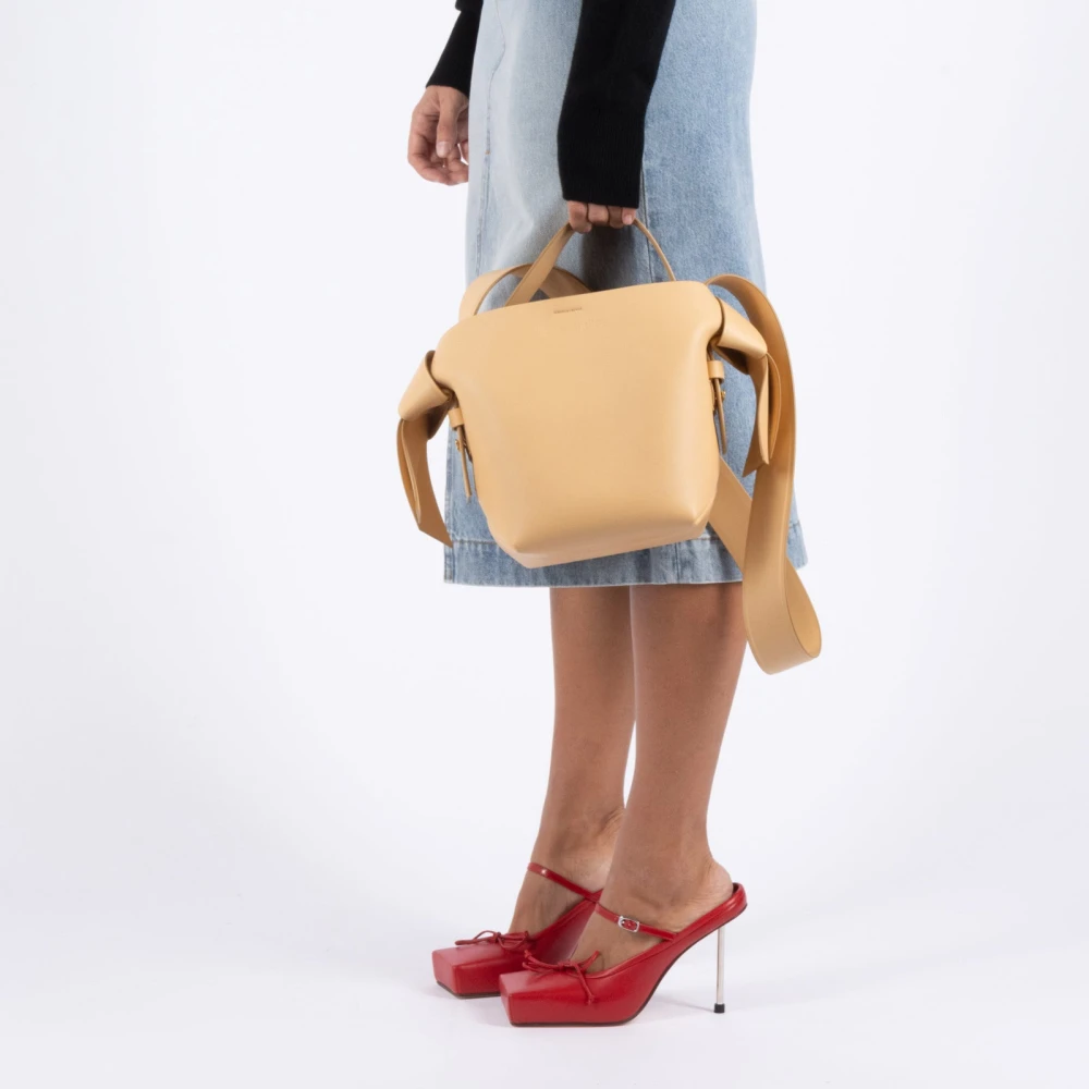 Acne Studios Zachte leren knoop schoudertas Beige Dames