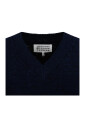 pull-en-tricot-bleu-avec-col-en-v