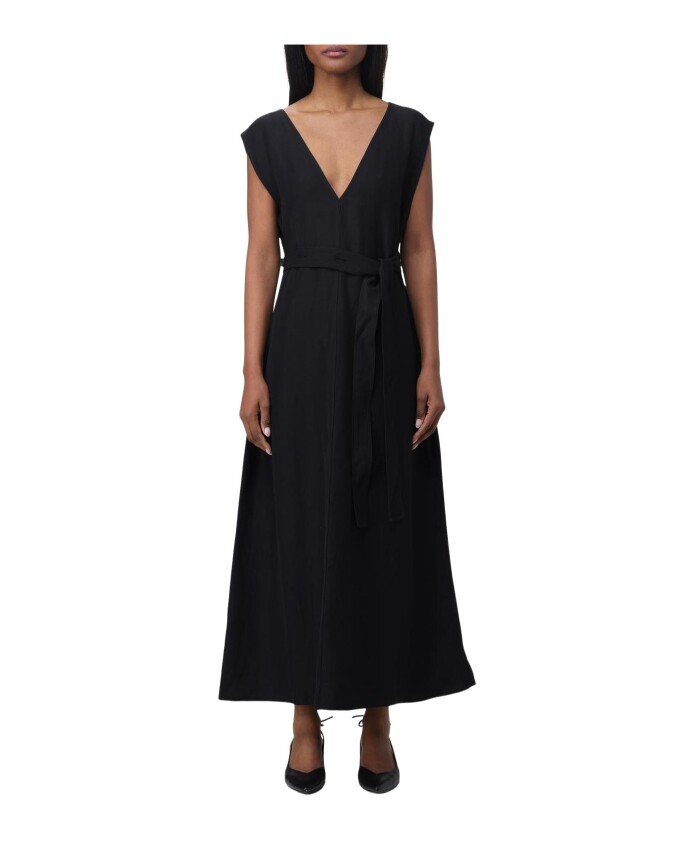 elegante-robe-trapeze-noire-a-col-v