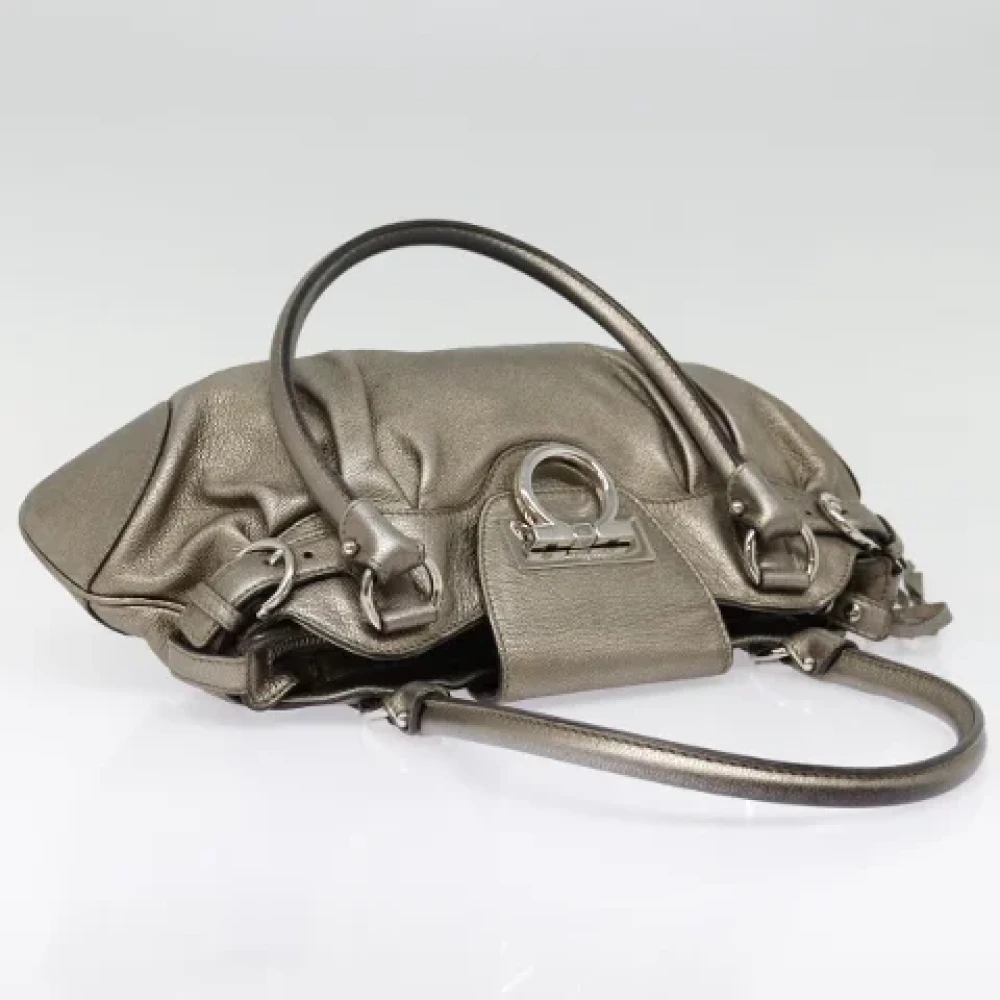 Salvatore Ferragamo Pre-owned Leather handbags Gray Dames