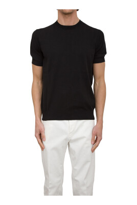 black-crewneck-shirt