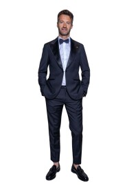 Completo Smoking con revers a lancia e dettagli in seta, chiusura frontale con gemello. Bottoni ricoperti. Pantalone slim con pences e tasche a filetto.Made in Italy.