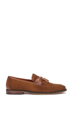 Herr eleganta loafers i bondedläder dekorerade med en clutch
