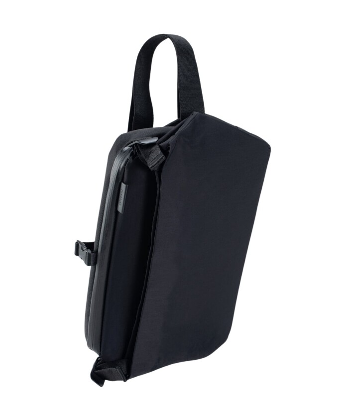 black-memorytech-bag-with-device-pocket