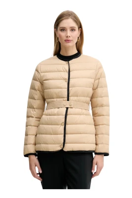 Kort quiltad dunjacka i nylon