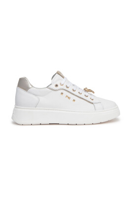 white-sneakers-with-accessories