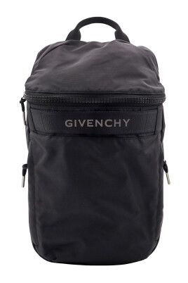 black-backpack-with-zip-closure