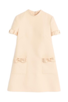 beige-bagdetaljer-rund-hals-klanning