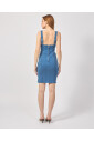 robe-bleue-sans-manches-avec-decollete-devant-et-derriere