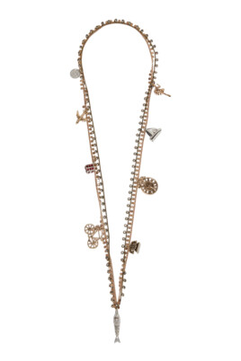 collier-long-inspire-retro-avec-breloques