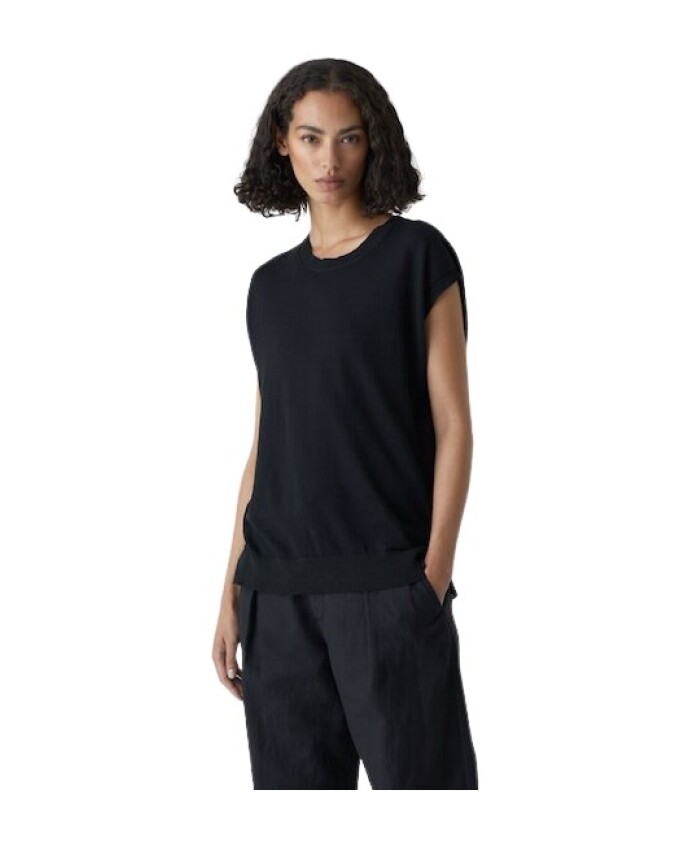 black-sleeveless-t-shirt