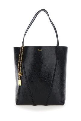 sac-porte-epaule-noir-avec-logo-en-metal