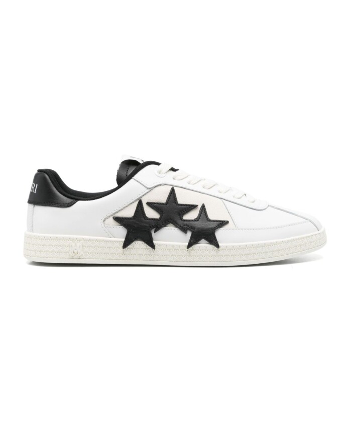 sneakers-blanches-avec-etoiles-noires