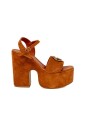 bruine-suede-sandaal-met-hak