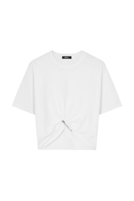 t-shirt-crop-blanc-avec-design-de-broche-de-surete