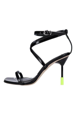 Sandal med ikoniskt klack