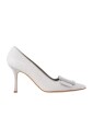 escarpins-gris-en-cuir-motif-crocodile