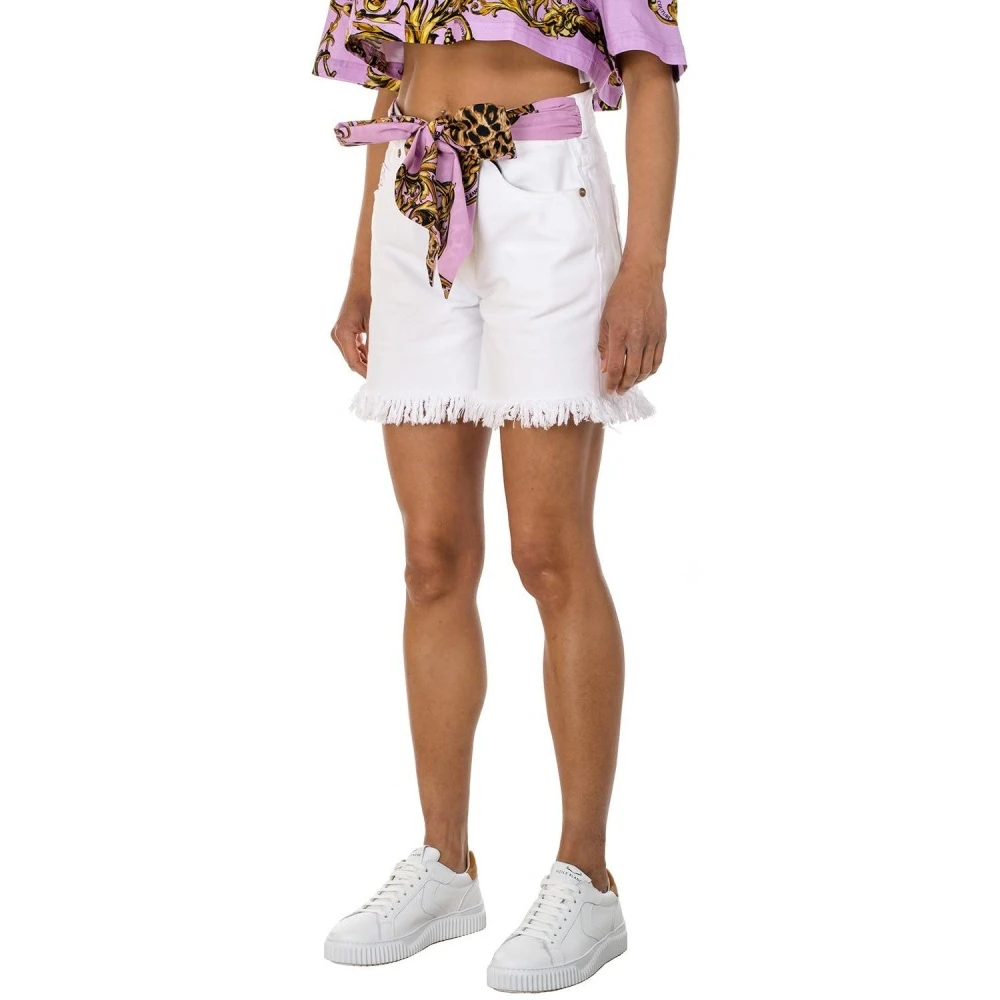 Versace Jeans Couture Modieuze Foulard Shorts voor Vrouwen White Dames