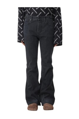 sort-flare-jeans-kvinde