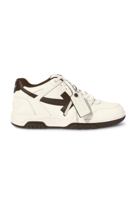 sneaker-blanche-avec-etiquette-logo