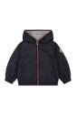 veste-coupe-vent-bleue-avec-patch-logo
