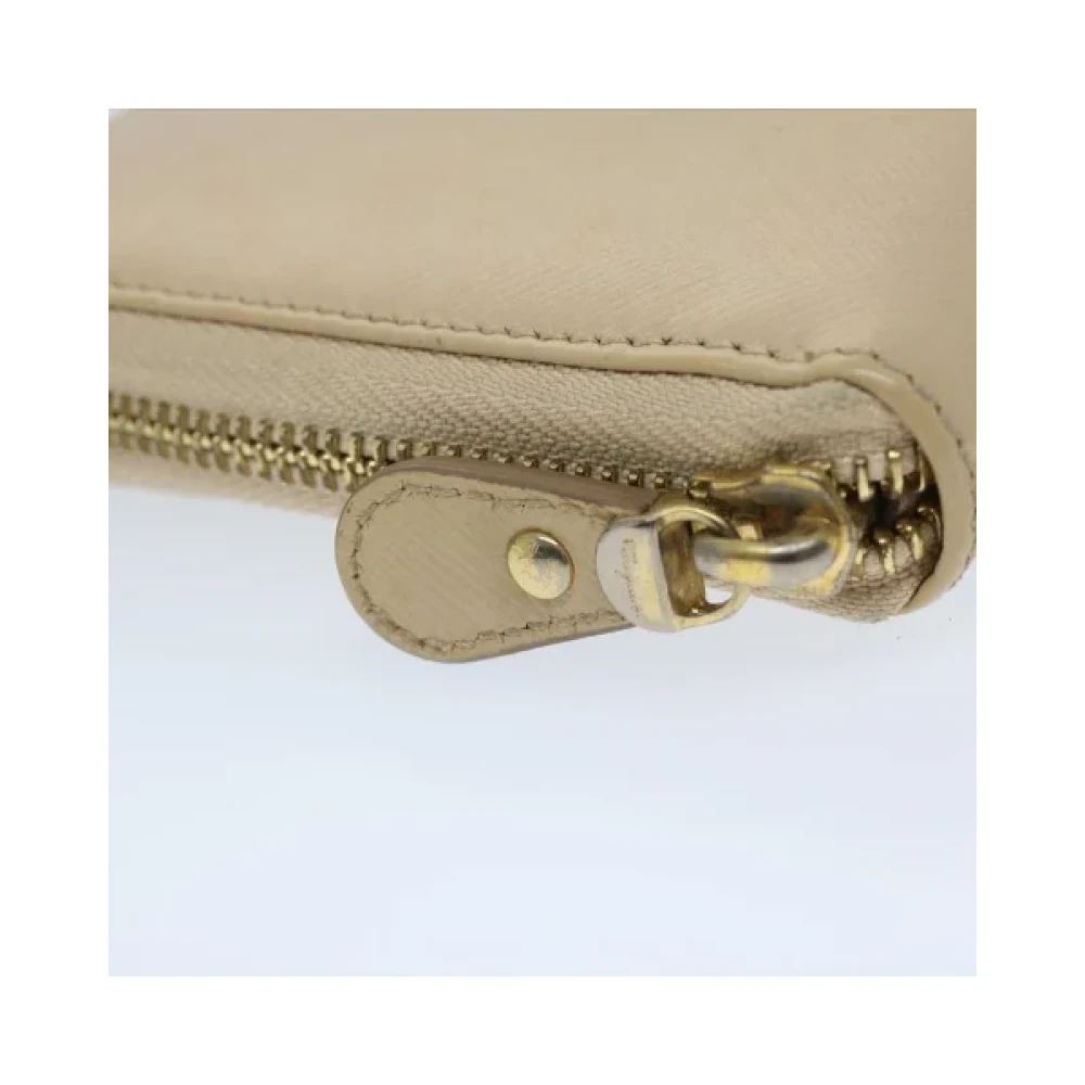 Salvatore Ferragamo Pre-owned Leather wallets Beige Dames