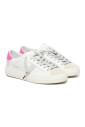 sneakers-blanches-fuchsia-avec-details-en-daim