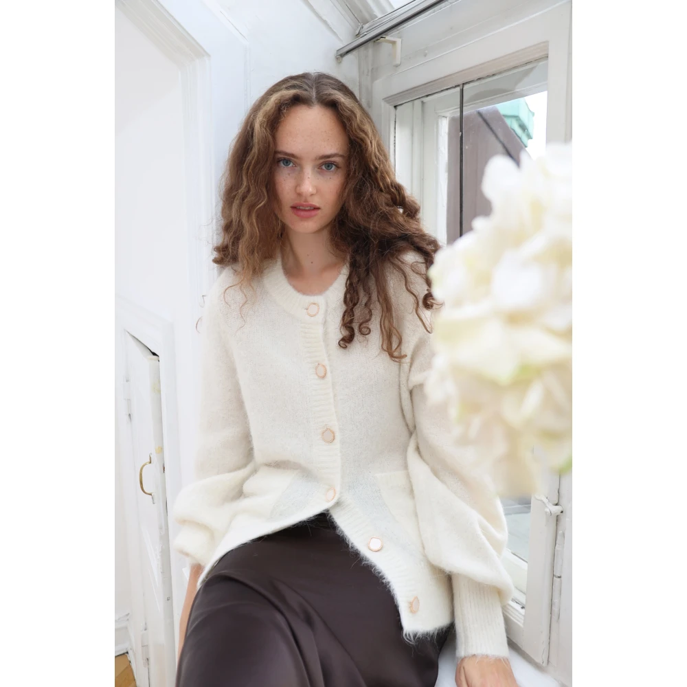Cras Zachte Gebreide Vest met Decoratieve Knopen Beige Dames