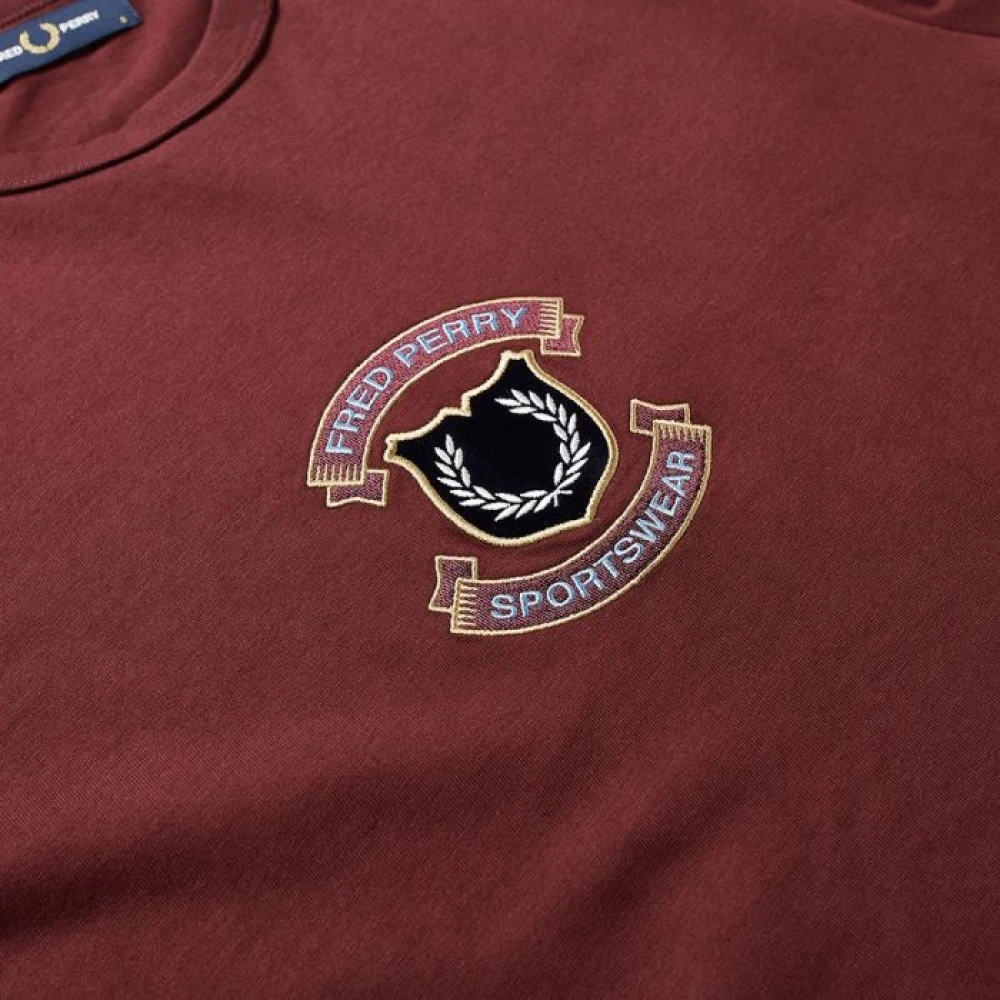 Fred Perry Geborduurd Shield T-shirt in Mahonie Red Heren