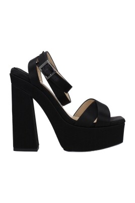 sandale-en-satin-noir-talon-haut