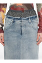 jupe-bleue-avec-large-ceinture