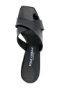 mules-en-cuir-noir-avec-logo-dore