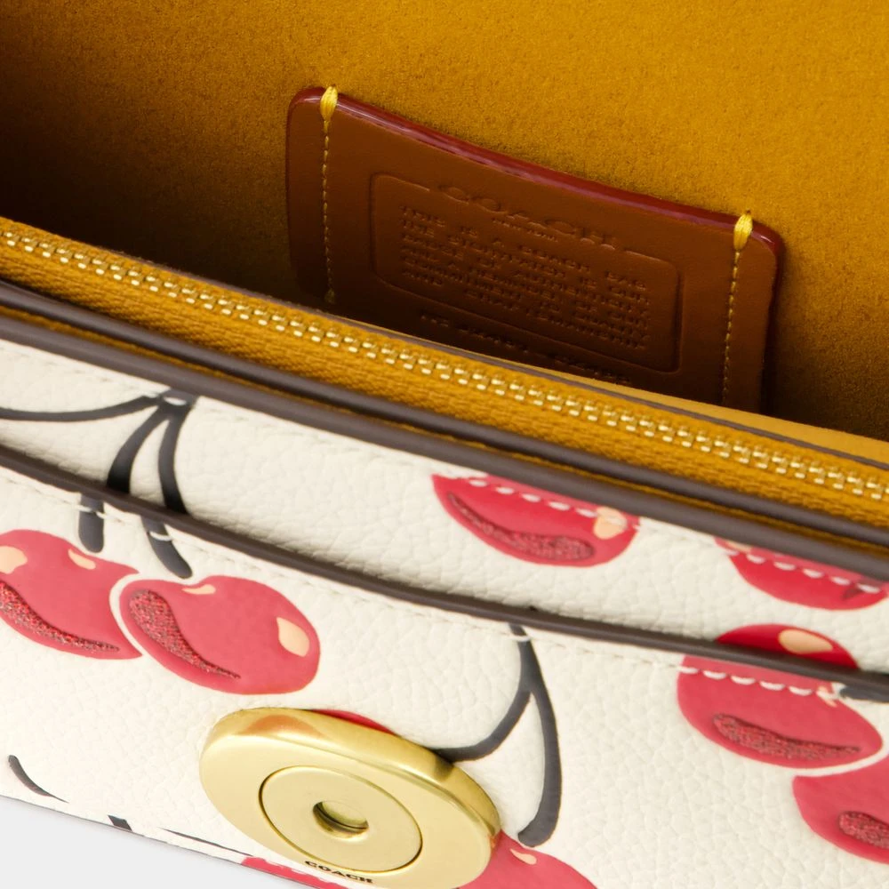 Coach Gestructureerde Lamsvacht Schoudertas Beige Dames