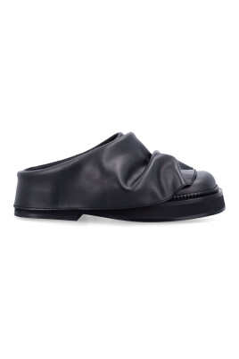 black-closed-shoes-elegant-layered-design