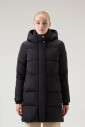 black-parka-coat-with-water-and-wind-resistance