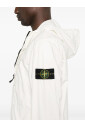 veste-a-capuche-blanche-avec-badge