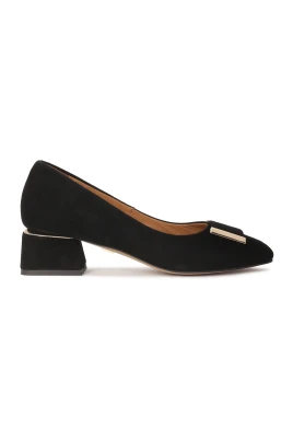 Svarta mocka lågklackade pumps.Denna produkt är liten i storleken.