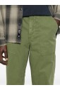 pantalon-vert-avec-fermeture-eclair-dissimulee