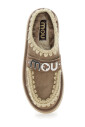 mules-en-daim-marron-avec-logo