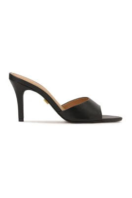 Svarta flip-flops med bred rem.Denna produkt är liten i storleken.